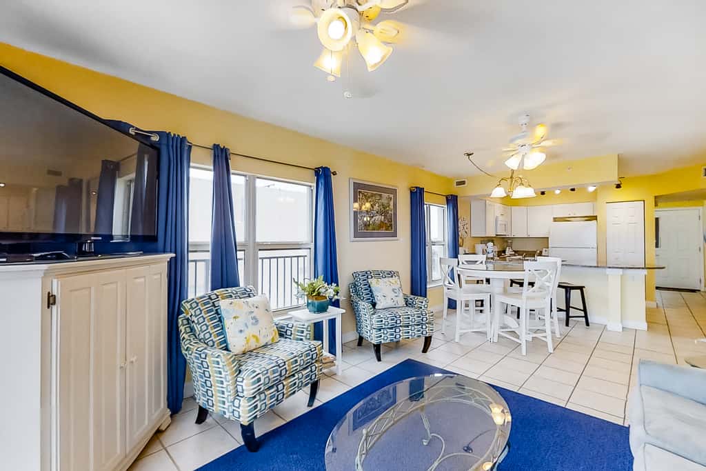Wonderful Gulf-front condo with pool, corner balcony, central AC & beach access