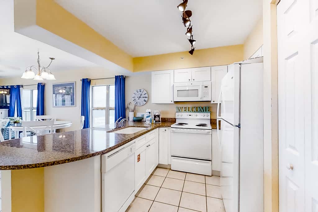 Wonderful Gulf-front condo with pool, corner balcony, central AC & beach access