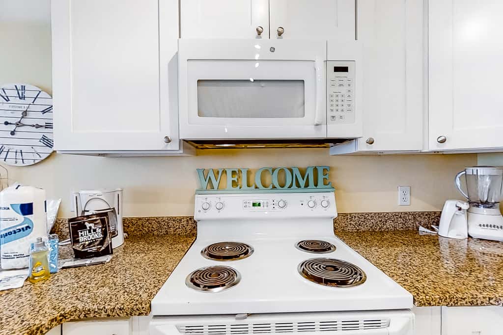 Wonderful Gulf-front condo with pool, corner balcony, central AC & beach access