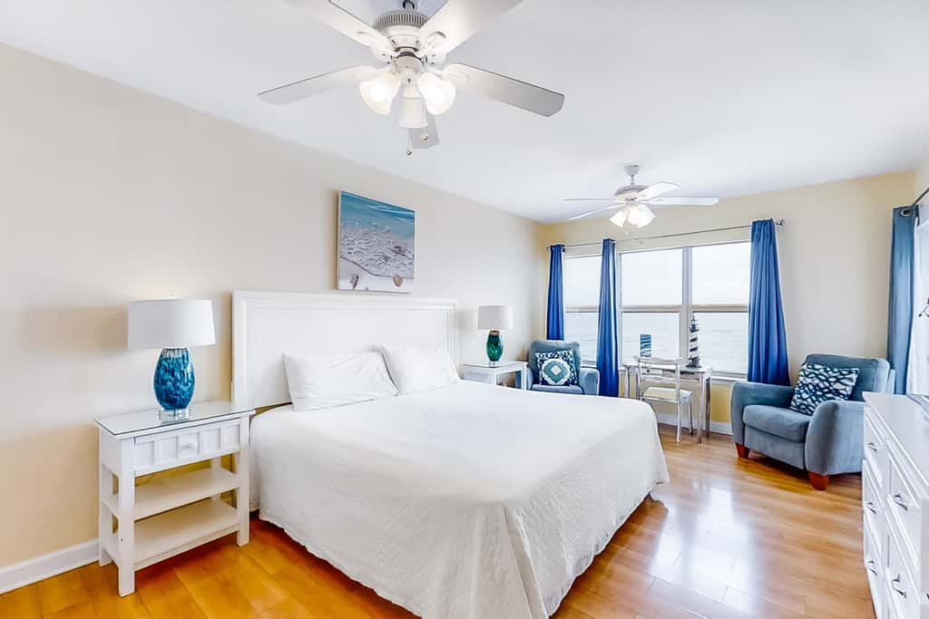 Wonderful Gulf-front condo with pool, corner balcony, central AC & beach access
