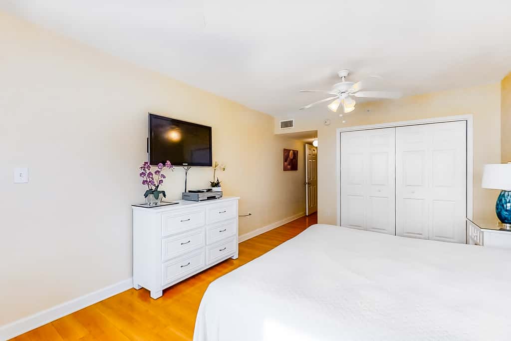 Wonderful Gulf-front condo with pool, corner balcony, central AC & beach access