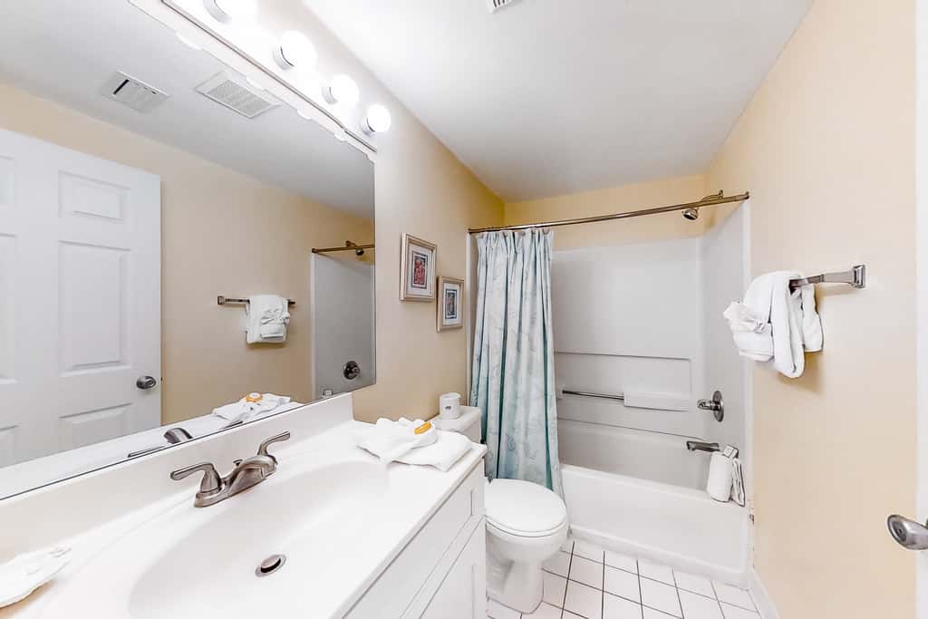 Wonderful Gulf-front condo with pool, corner balcony, central AC & beach access