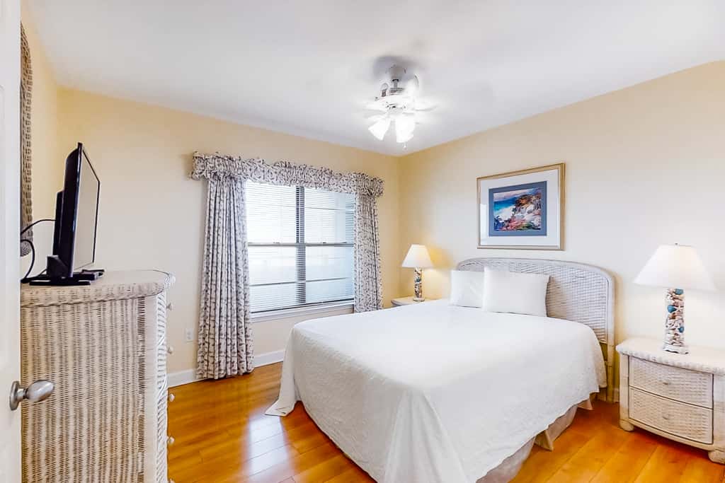 Wonderful Gulf-front condo with pool, corner balcony, central AC & beach access
