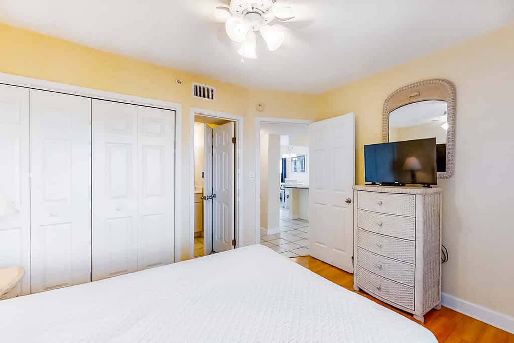 Wonderful Gulf-front condo with pool, corner balcony, central AC & beach access