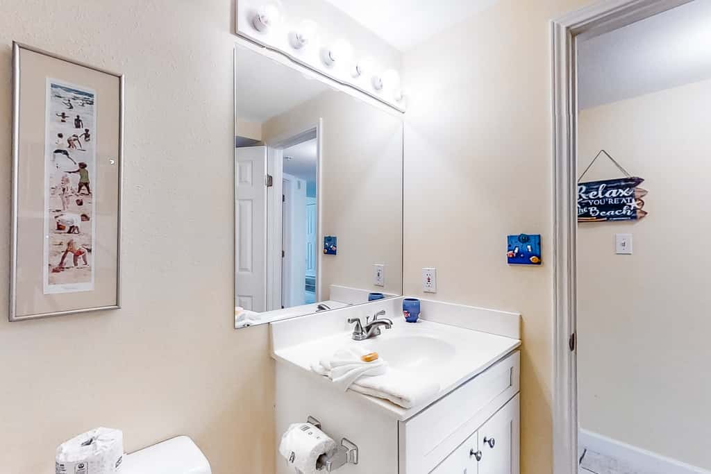 Wonderful Gulf-front condo with pool, corner balcony, central AC & beach access