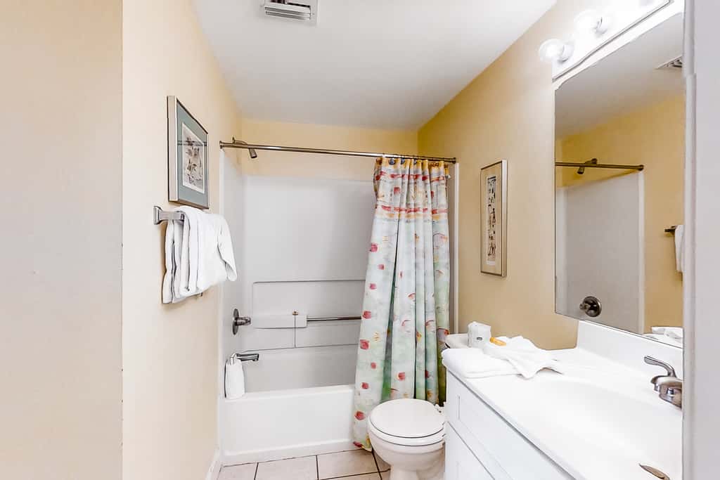 Wonderful Gulf-front condo with pool, corner balcony, central AC & beach access