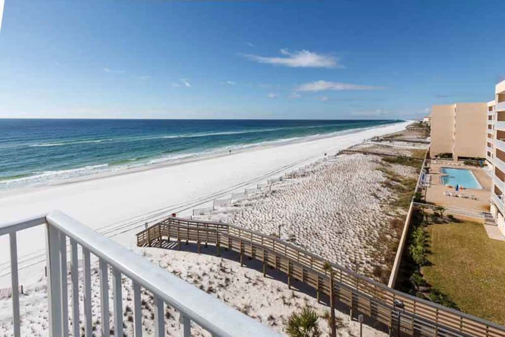 Wonderful Gulf-front condo with pool, corner balcony, central AC & beach access