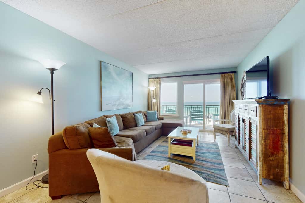Beachfront Condo with stunning views, shared pool and beach access