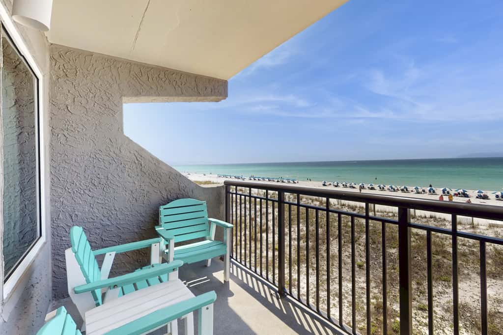 Beachfront Condo with stunning views, shared pool and beach access