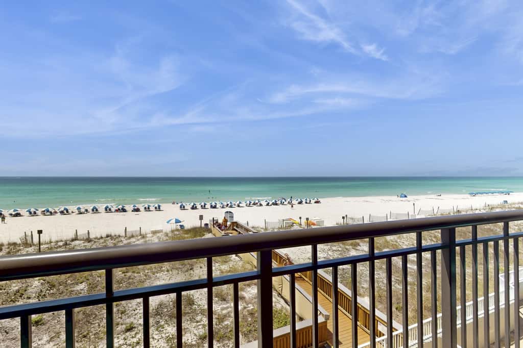 Beachfront Condo with stunning views, shared pool and beach access