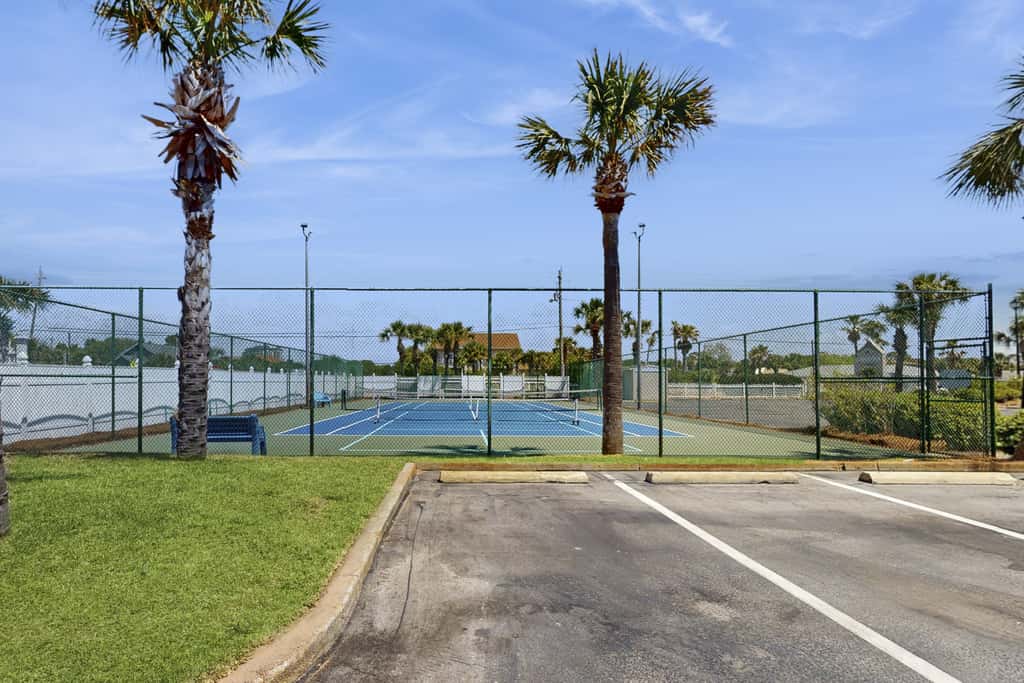 Beachfront Condo with stunning views, shared pool and beach access