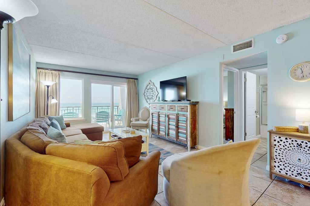 Beachfront Condo with stunning views, shared pool and beach access