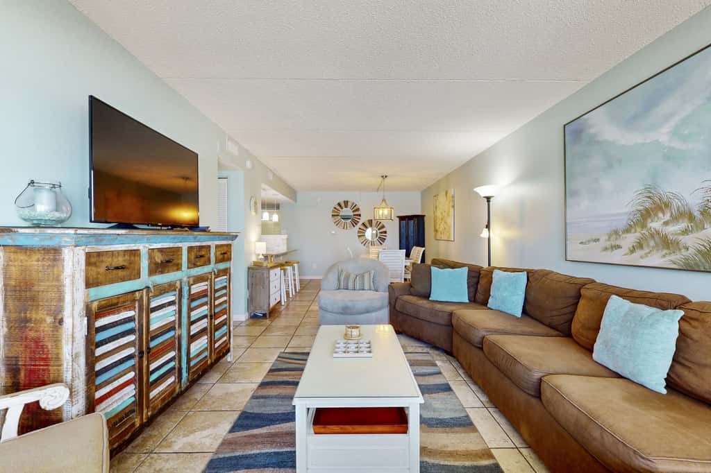 Beachfront Condo with stunning views, shared pool and beach access