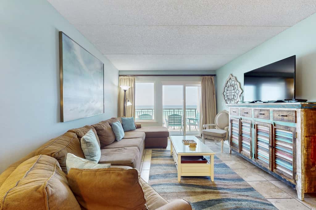 Beachfront Condo with stunning views, shared pool and beach access