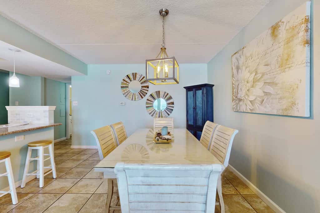 Beachfront Condo with stunning views, shared pool and beach access