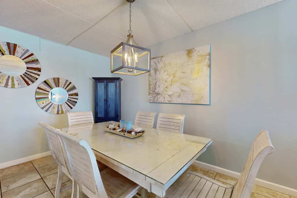 Beachfront Condo with stunning views, shared pool and beach access