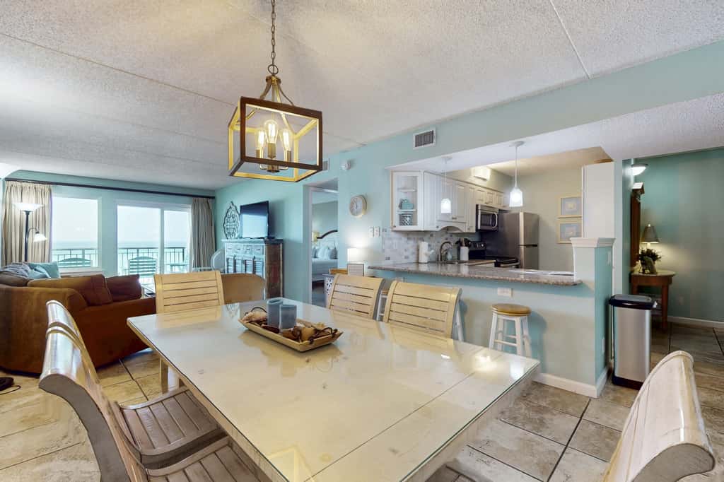 Beachfront Condo with stunning views, shared pool and beach access