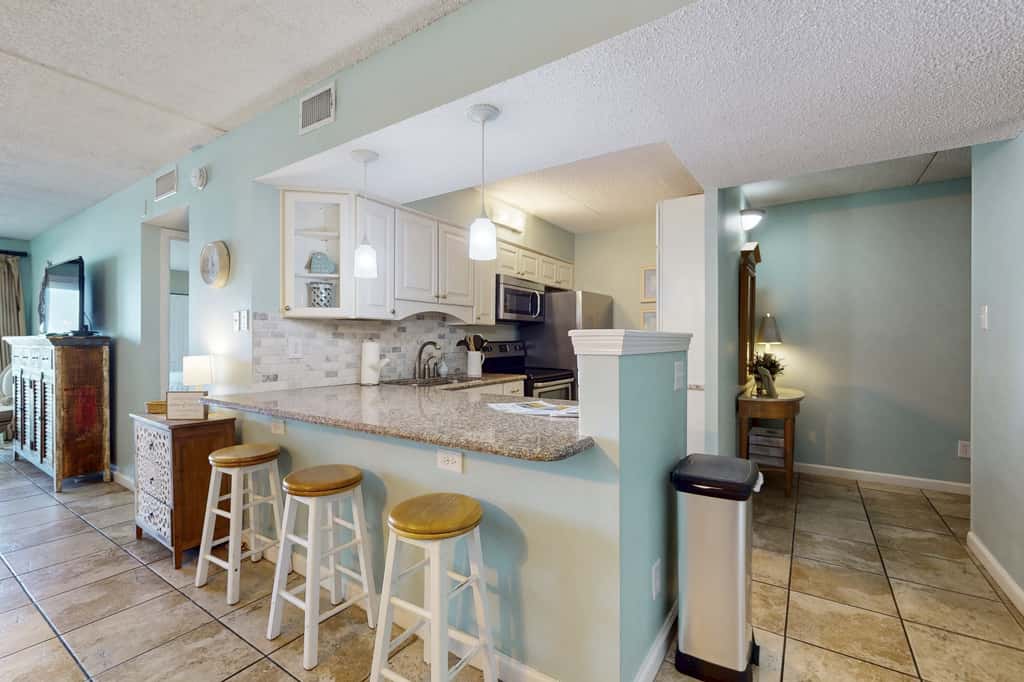 Beachfront Condo with stunning views, shared pool and beach access