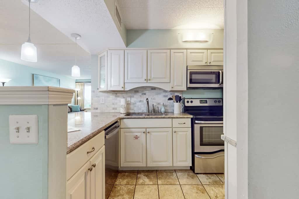 Beachfront Condo with stunning views, shared pool and beach access