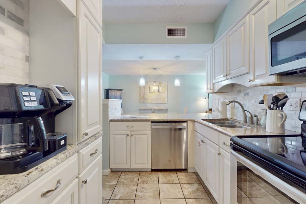 Beachfront Condo with stunning views, shared pool and beach access