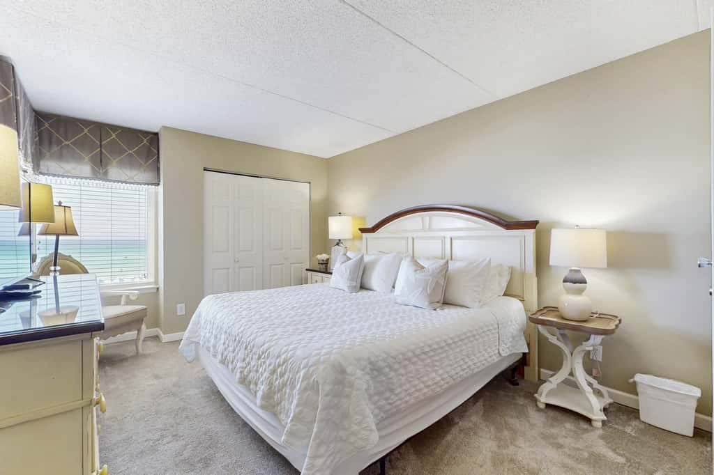 Beachfront Condo with stunning views, shared pool and beach access
