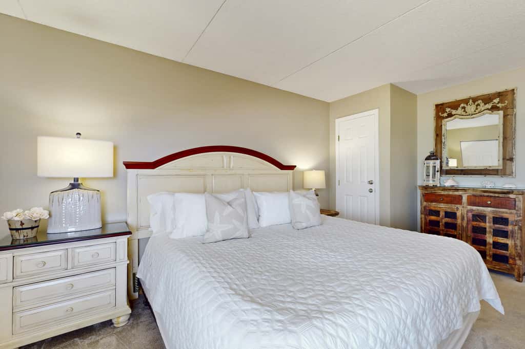 Beachfront Condo with stunning views, shared pool and beach access