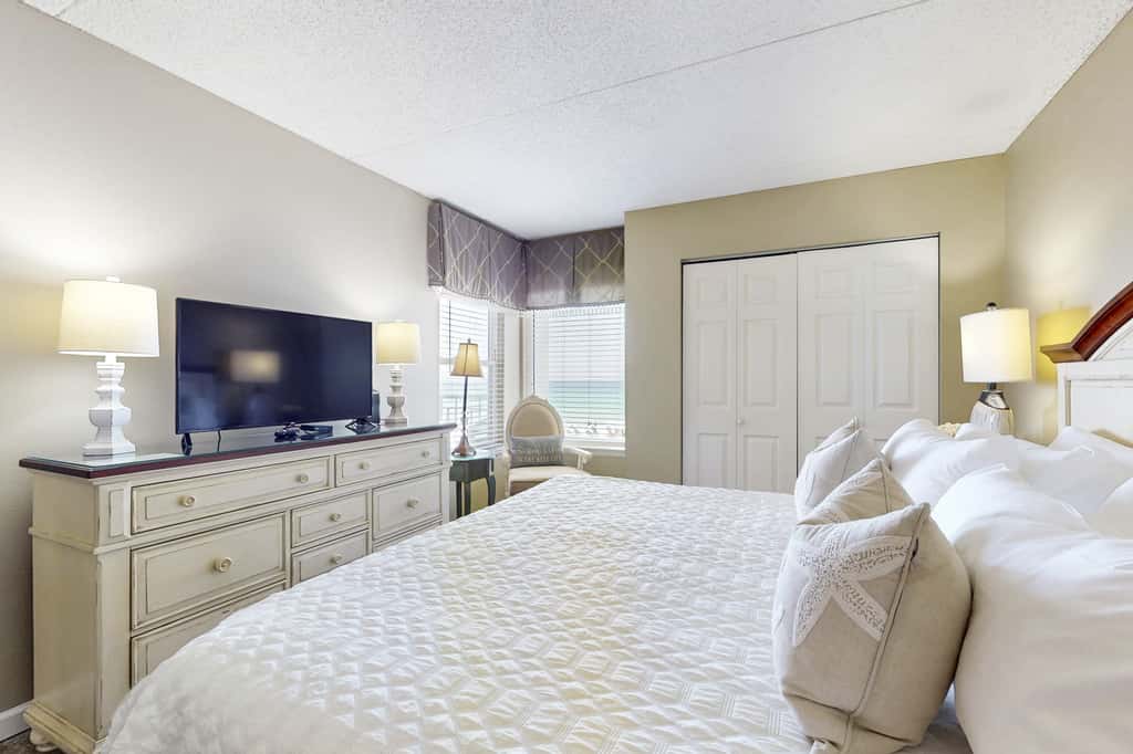 Beachfront Condo with stunning views, shared pool and beach access