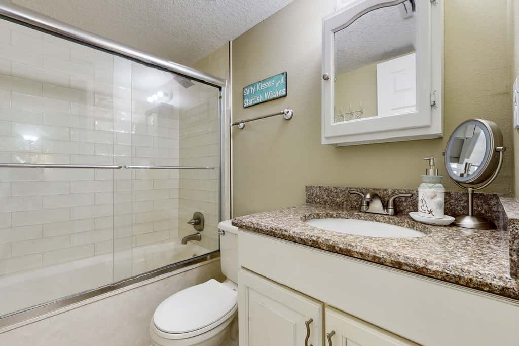 Beachfront Condo with stunning views, shared pool and beach access