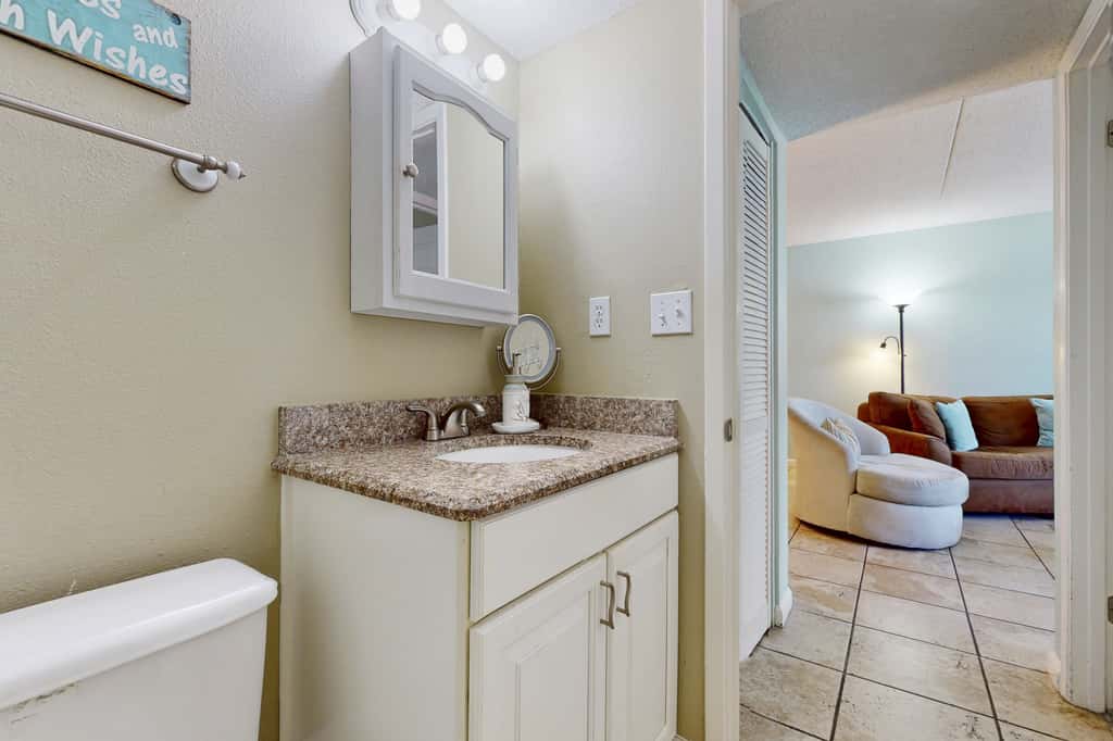 Beachfront Condo with stunning views, shared pool and beach access