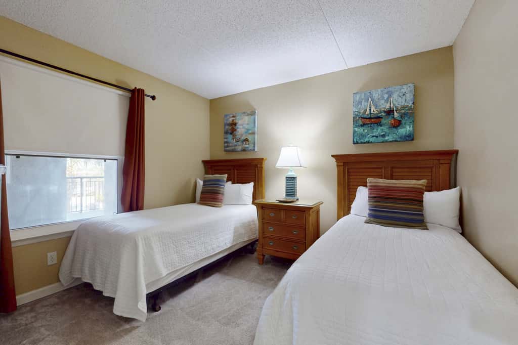 Beachfront Condo with stunning views, shared pool and beach access