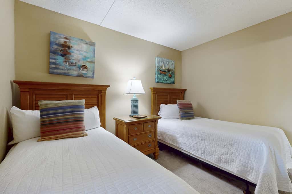 Beachfront Condo with stunning views, shared pool and beach access