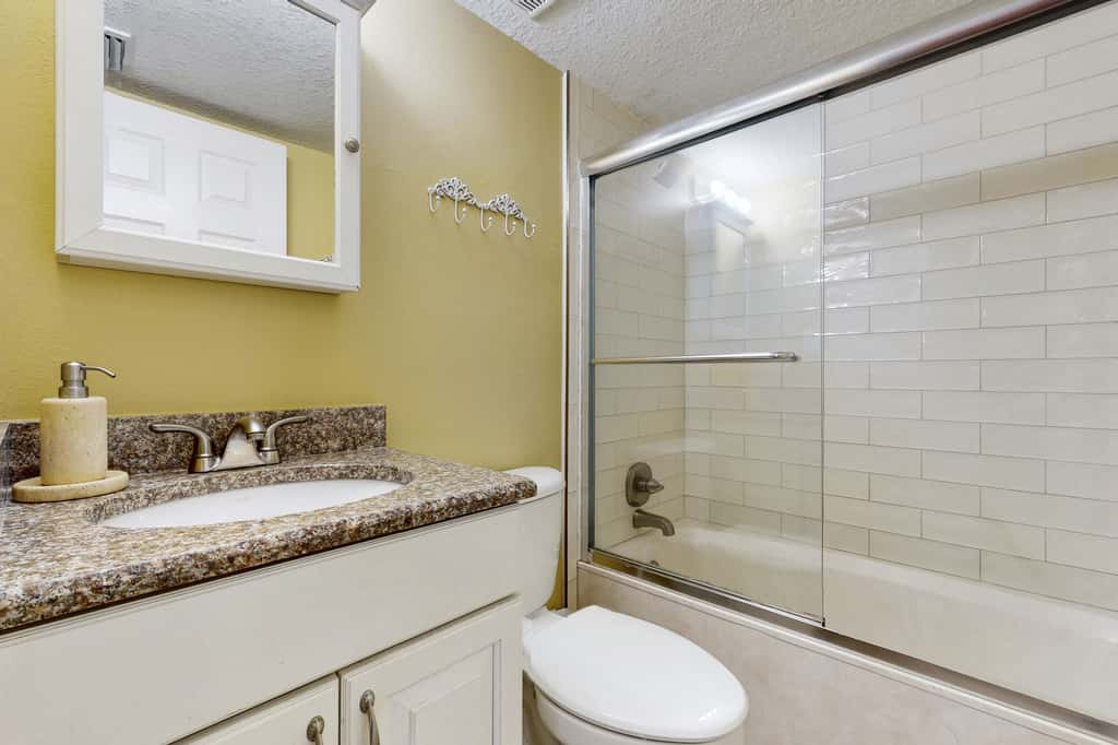 Beachfront Condo with stunning views, shared pool and beach access
