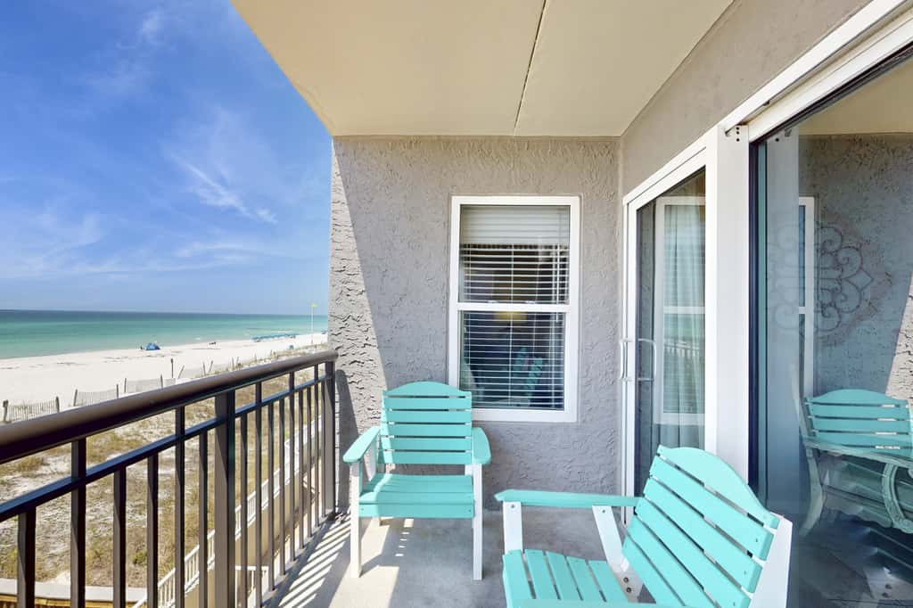 Beachfront Condo with stunning views, shared pool and beach access