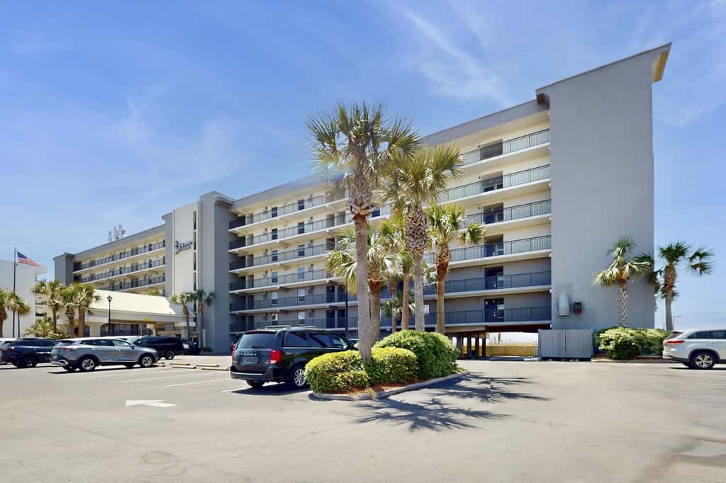 Beachfront Condo with stunning views, shared pool and beach access