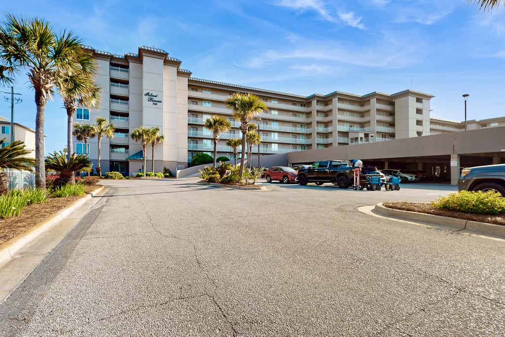 Second-floor, airy condo with great views - close to dining & shopping