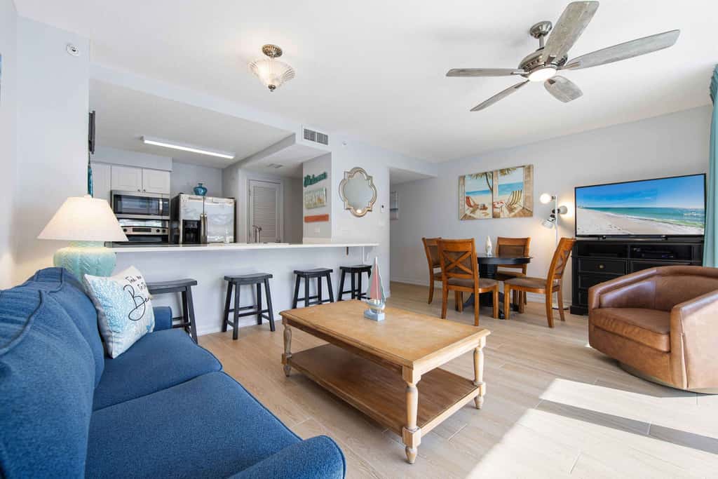 Second-floor, airy condo with great views - close to dining & shopping