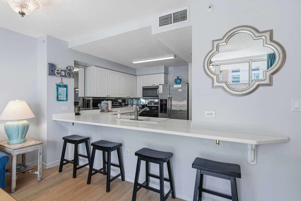 Second-floor, airy condo with great views - close to dining & shopping