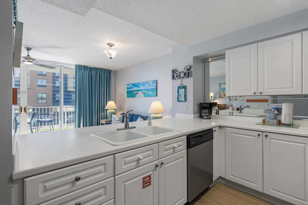 Second-floor, airy condo with great views - close to dining & shopping
