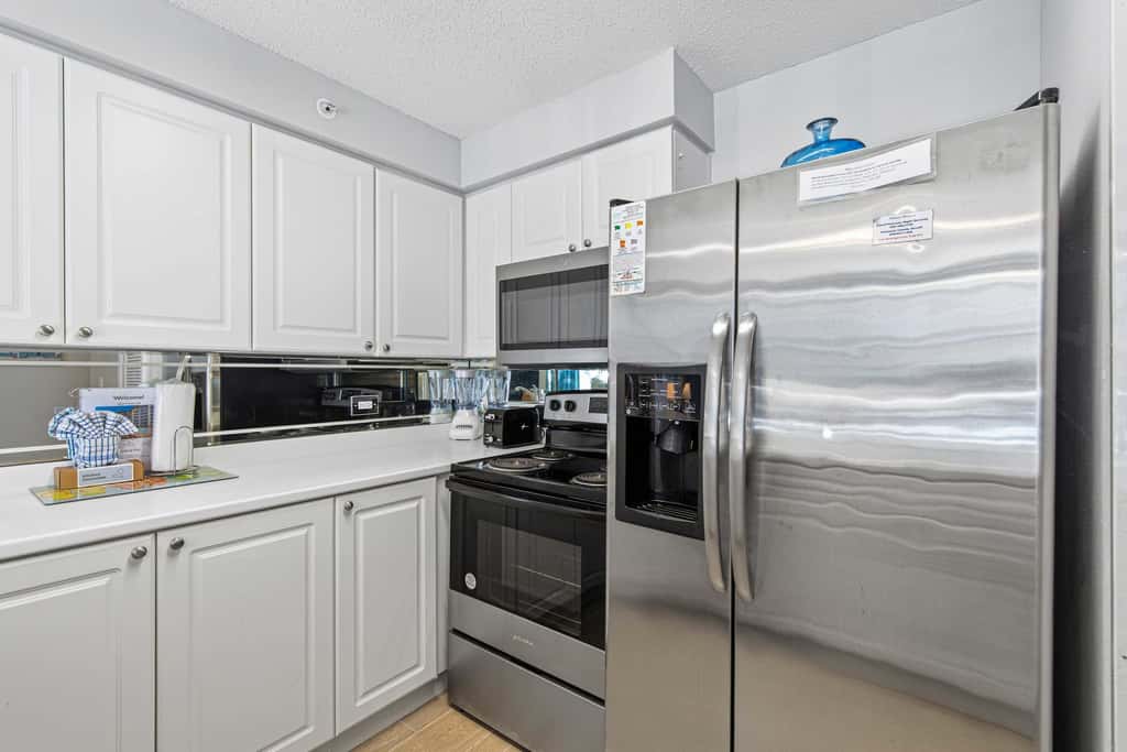 Second-floor, airy condo with great views - close to dining & shopping