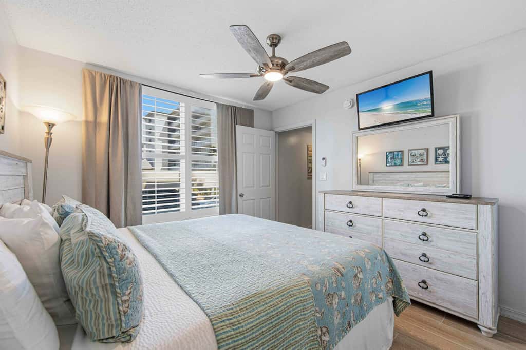 Second-floor, airy condo with great views - close to dining & shopping