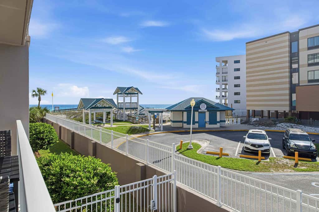 Second-floor, airy condo with great views - close to dining & shopping