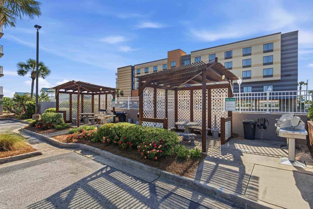 Second-floor, airy condo with great views - close to dining & shopping