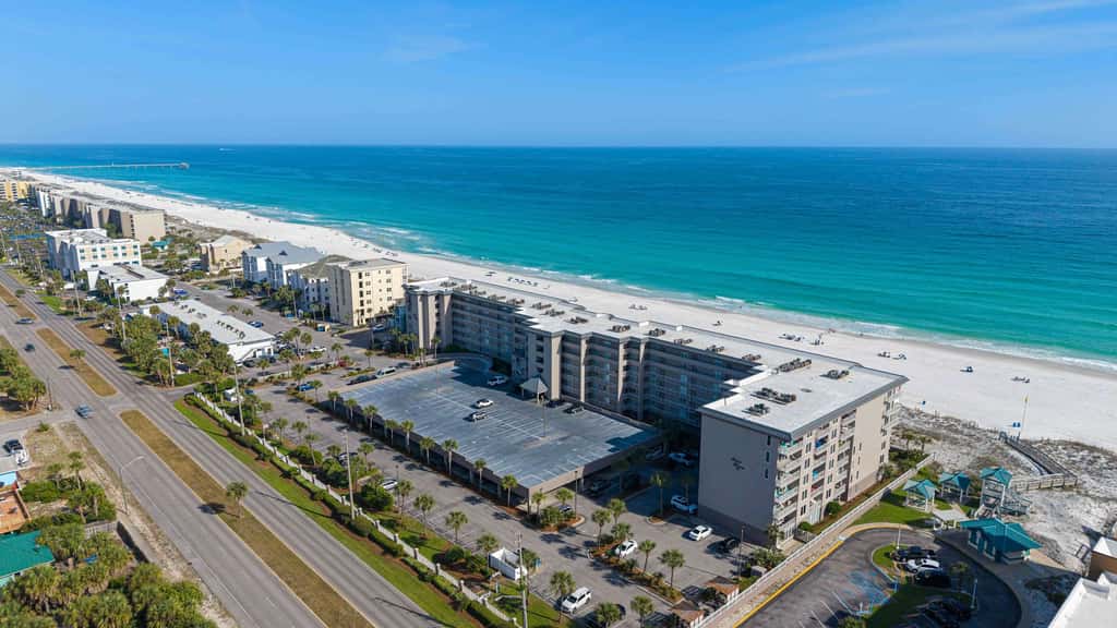 Second-floor, airy condo with great views - close to dining & shopping