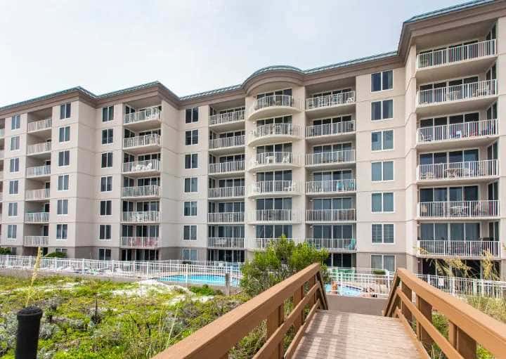 Second-floor, airy condo with great views - close to dining & shopping