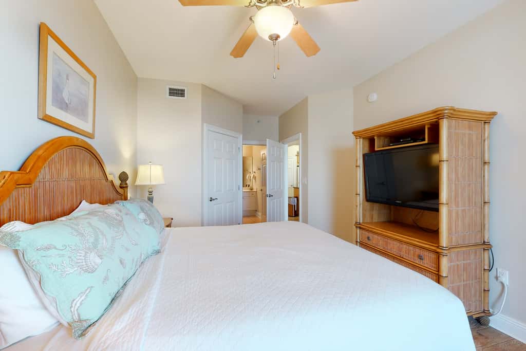 3rd Floor Amazing Condo w Gulf-Front Balcony, On-Site Pool, On The Beach