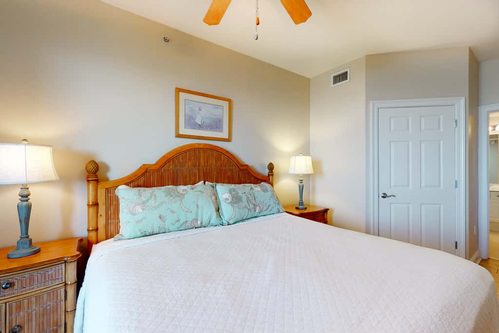 3rd Floor Amazing Condo w Gulf-Front Balcony, On-Site Pool, On The Beach