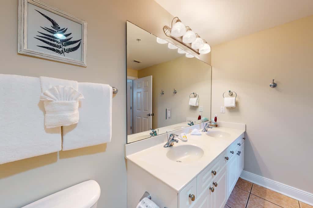 3rd Floor Amazing Condo w Gulf-Front Balcony, On-Site Pool, On The Beach