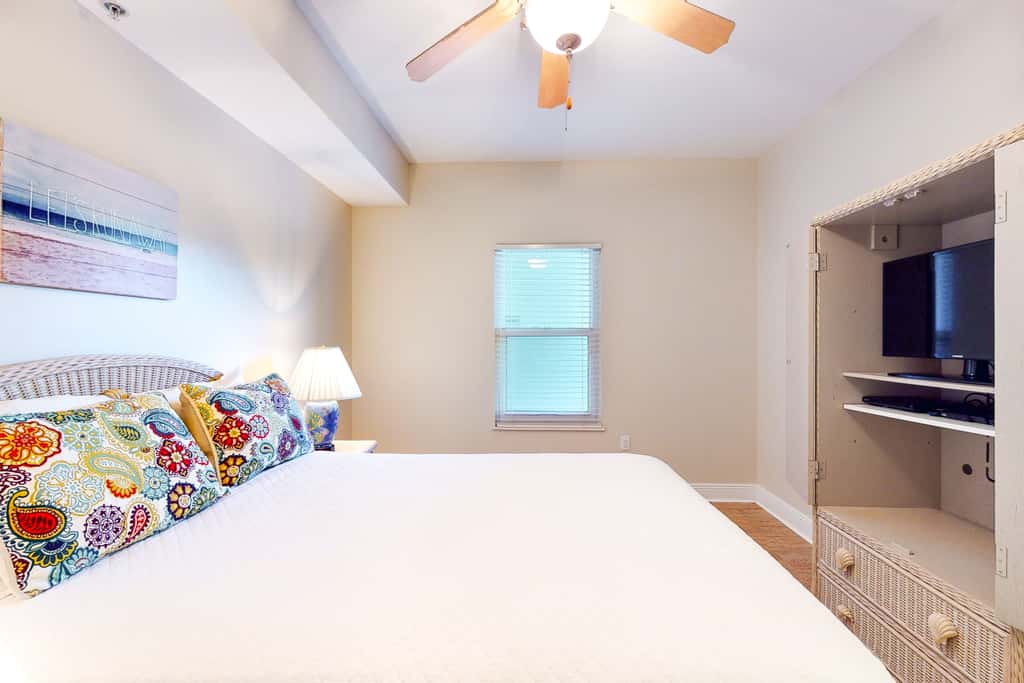 3rd Floor Amazing Condo w Gulf-Front Balcony, On-Site Pool, On The Beach