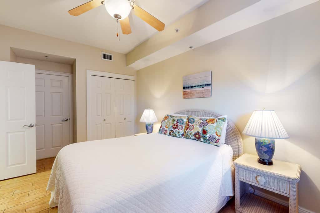 3rd Floor Amazing Condo w Gulf-Front Balcony, On-Site Pool, On The Beach