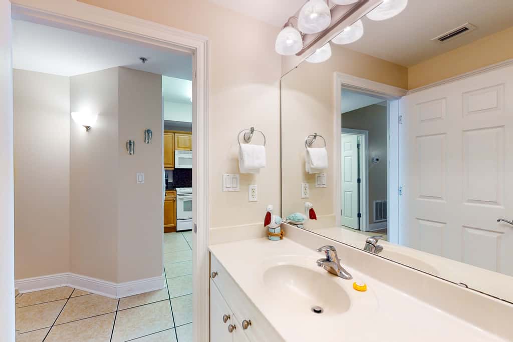 3rd Floor Amazing Condo w Gulf-Front Balcony, On-Site Pool, On The Beach